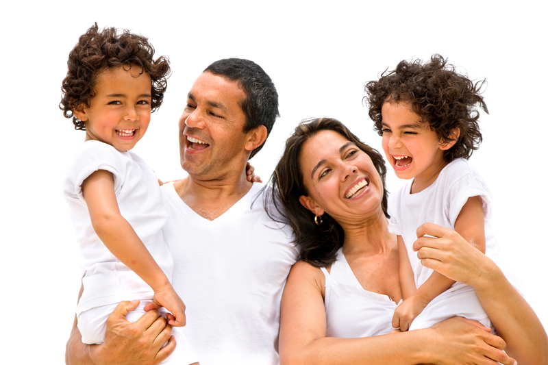 Família feliz realizando o sonho do Green Card